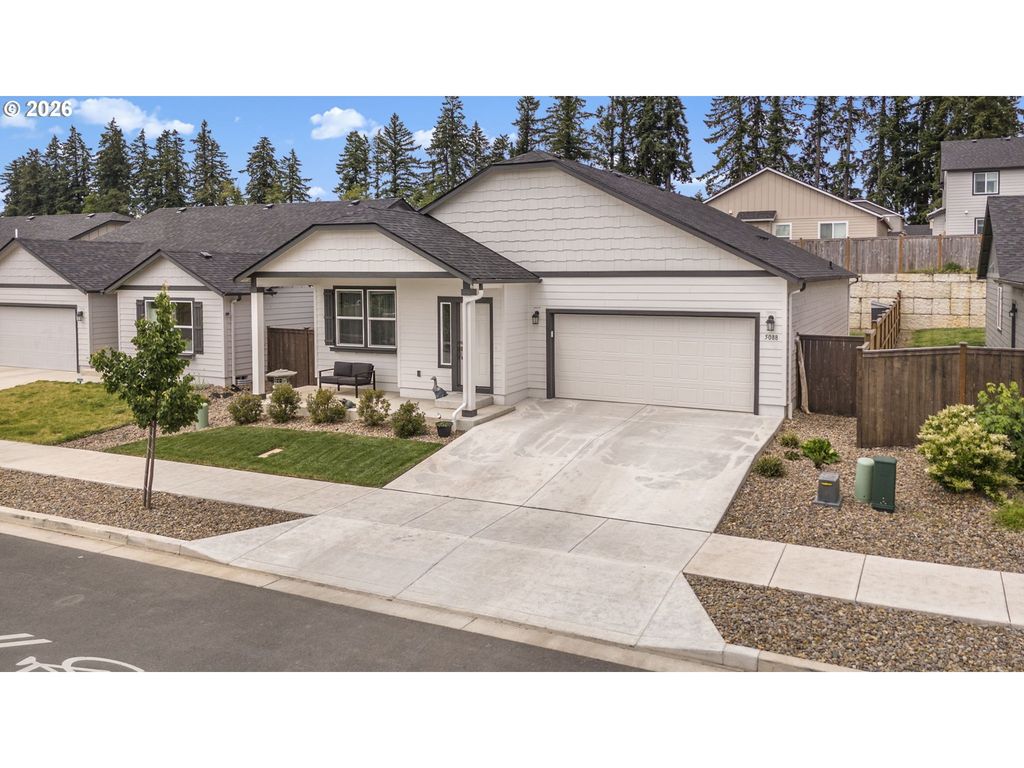5088 HOLLY St, Springfield, OR 97478