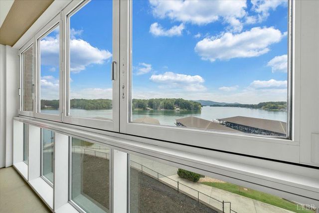 1273 Graves Harbor Trail 324, Huddleston, VA 24104