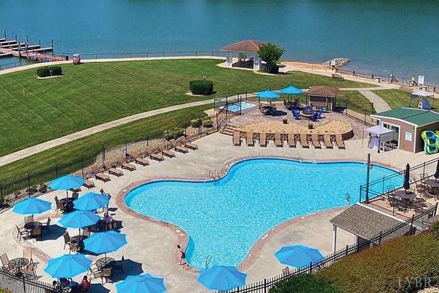 1273 Graves Harbor Trail 324, Huddleston, VA 24104