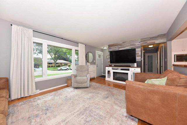 W150N8342 Saxony DRIVE, Menomonee Falls, WI 53051