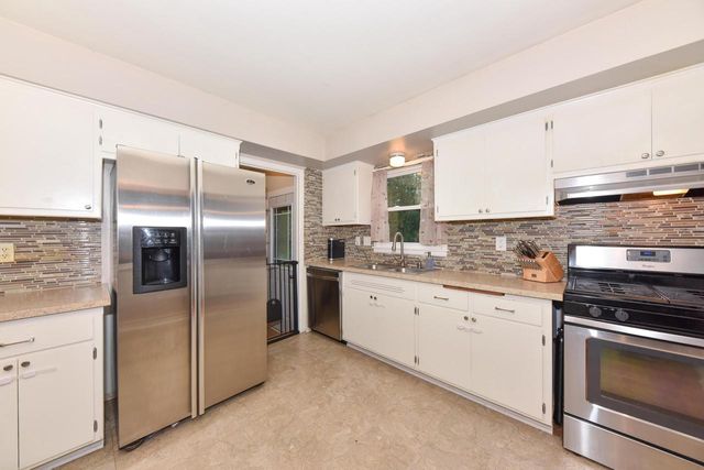 W150N8342 Saxony DRIVE, Menomonee Falls, WI 53051