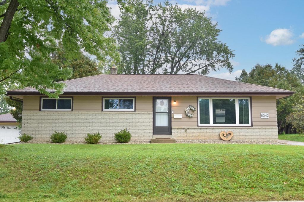 W150N8342 Saxony DRIVE, Menomonee Falls, WI 53051