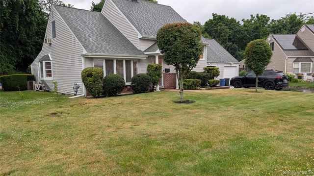 7 Oaktree Lane, Huntington Station, NY 11746
