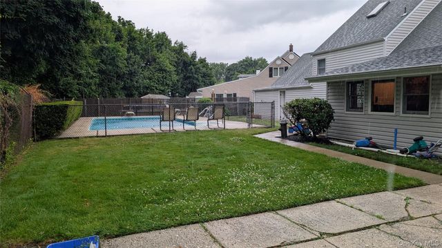 7 Oaktree Lane, Huntington Station, NY 11746