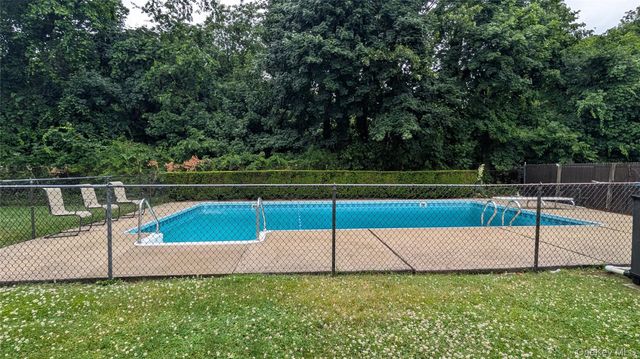 7 Oaktree Lane, Huntington Station, NY 11746