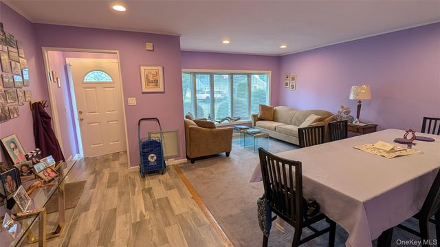7 Oaktree Lane, Huntington Station, NY 11746