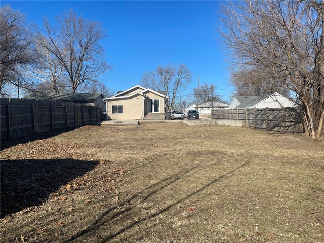 1449 E Creston Avenue, Des Moines, IA 50320