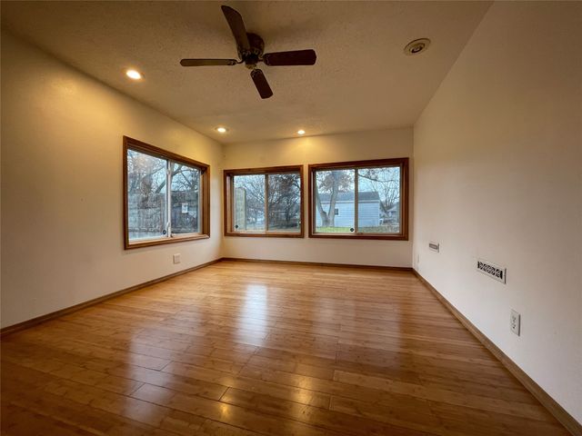 1449 E Creston Avenue, Des Moines, IA 50320