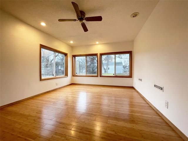 1449 E Creston Avenue, Des Moines, IA 50320