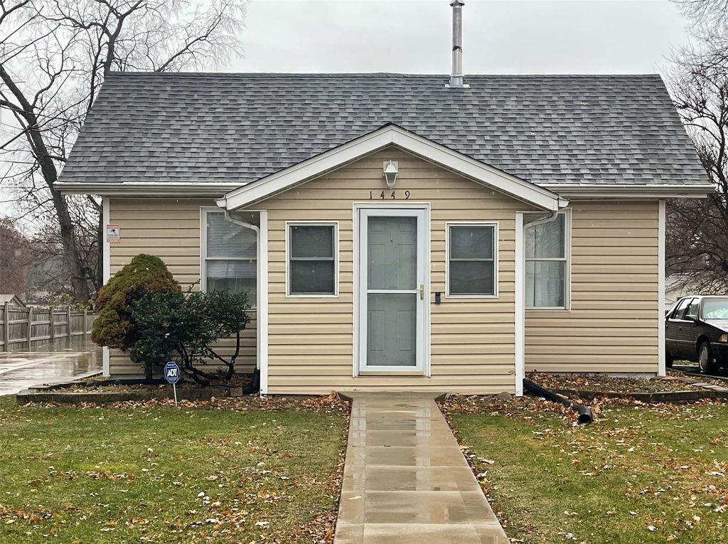 1449 E Creston Avenue, Des Moines, IA 50320