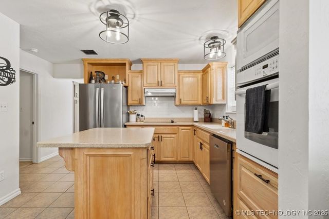 11952 N Woodlands Circle, Kingston, OK 73439