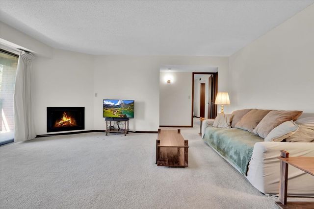 2213 Wharf Drive 407, Woodridge, IL 60517