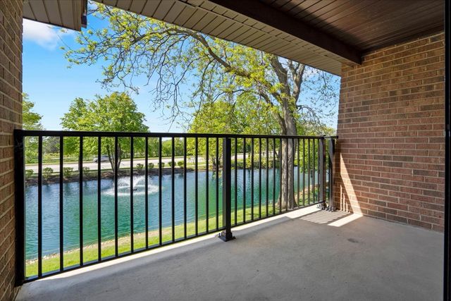2213 Wharf Drive 407, Woodridge, IL 60517