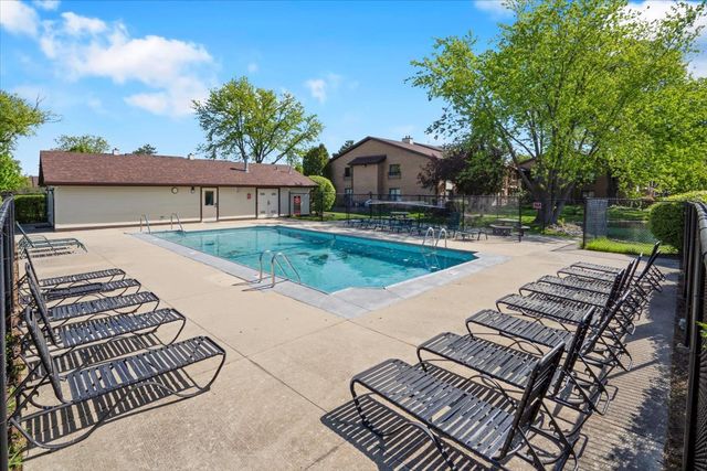 2213 Wharf Drive 407, Woodridge, IL 60517