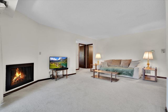 2213 Wharf Drive 407, Woodridge, IL 60517