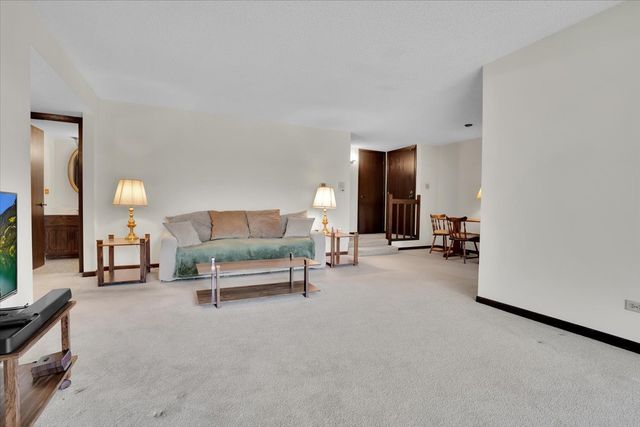 2213 Wharf Drive 407, Woodridge, IL 60517