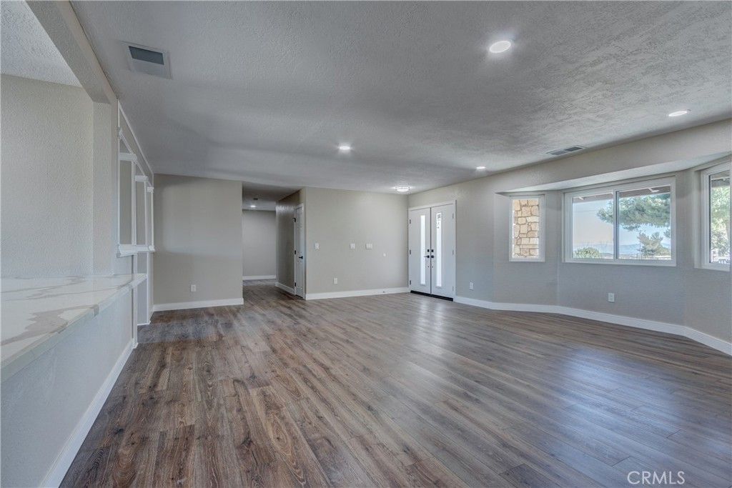 Image 10 of property listing at 6572 Merced, Oak Hills, CA 92344