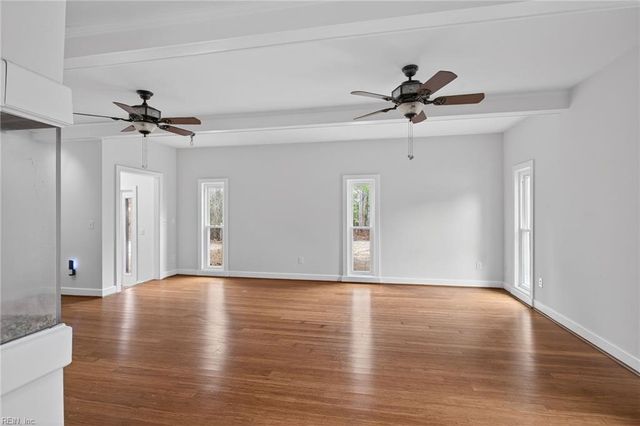 9032 Lady LN, Hayes, VA 23072