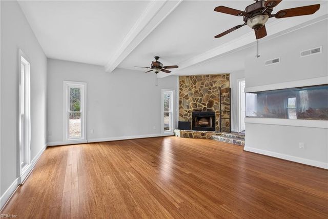 9032 Lady LN, Hayes, VA 23072