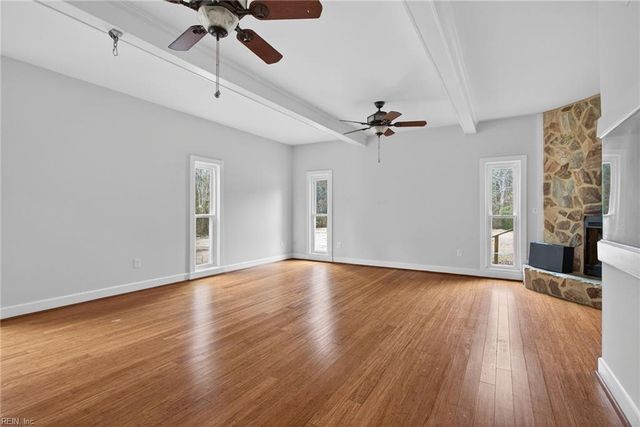 9032 Lady LN, Hayes, VA 23072