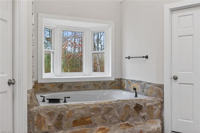 9032 Lady LN, Hayes, VA 23072