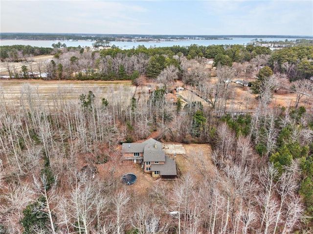 9032 Lady LN, Hayes, VA 23072