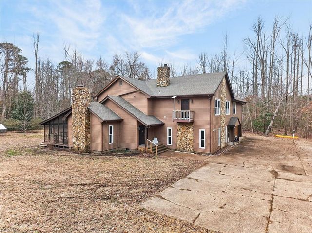 9032 Lady LN, Hayes, VA 23072