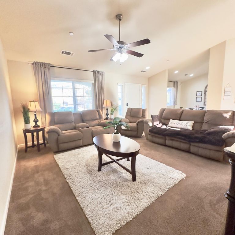 Image 12 of property listing at 53 Dalton Avenue, Sanger, CA 93657