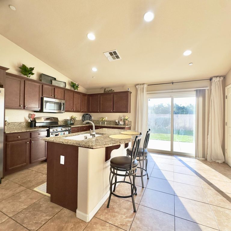 Image 24 of property listing at 53 Dalton Avenue, Sanger, CA 93657