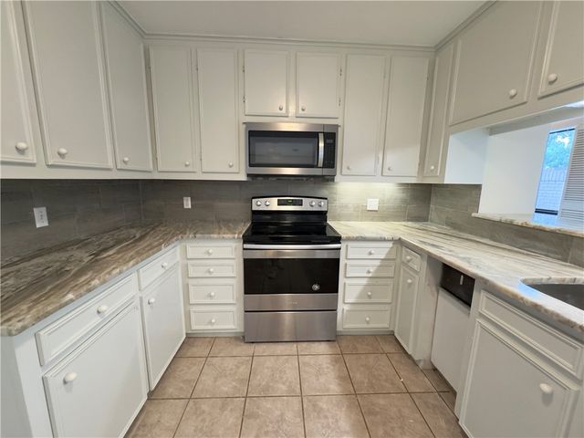 2611 Rustling Oaks Drive, Bryan, TX 77802