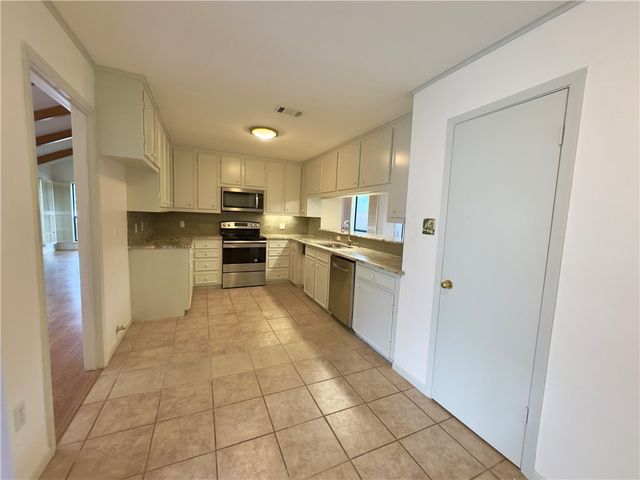 2611 Rustling Oaks Drive, Bryan, TX 77802