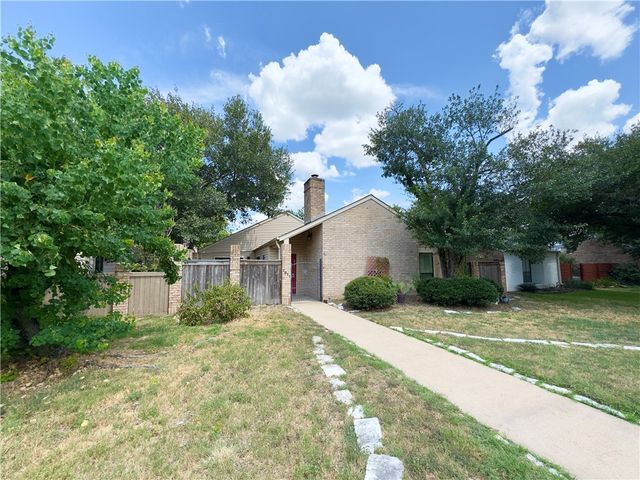 2611 Rustling Oaks Drive, Bryan, TX 77802
