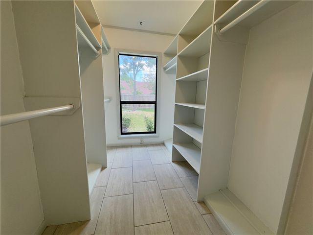 2611 Rustling Oaks Drive, Bryan, TX 77802