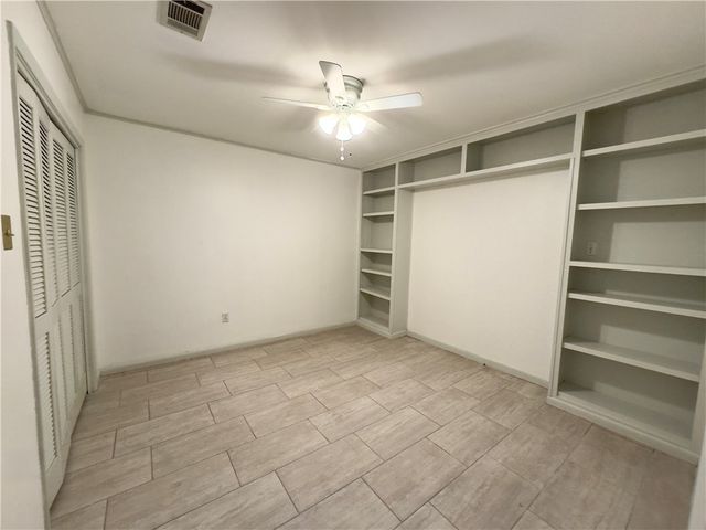 2611 Rustling Oaks Drive, Bryan, TX 77802