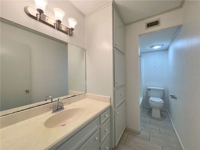 2611 Rustling Oaks Drive, Bryan, TX 77802