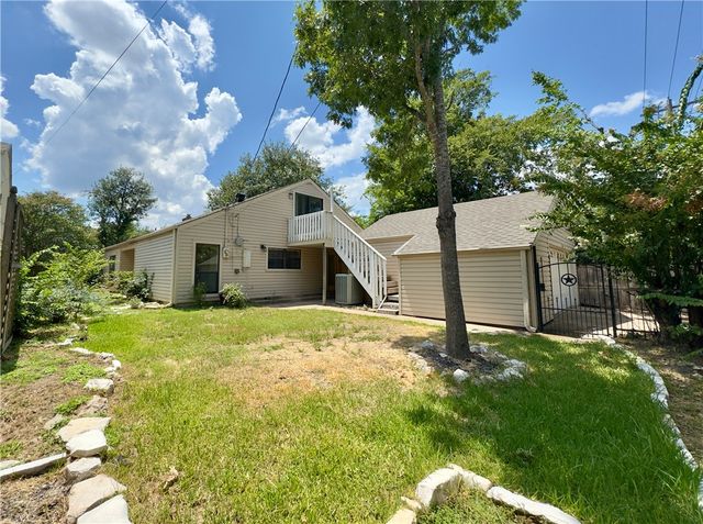2611 Rustling Oaks Drive, Bryan, TX 77802