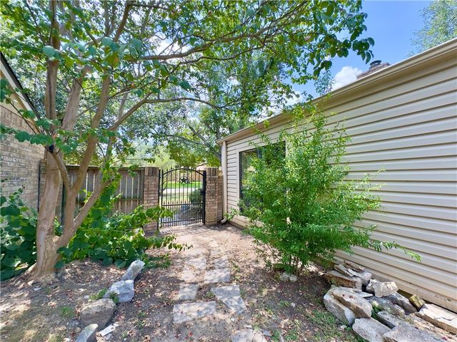 2611 Rustling Oaks Drive, Bryan, TX 77802