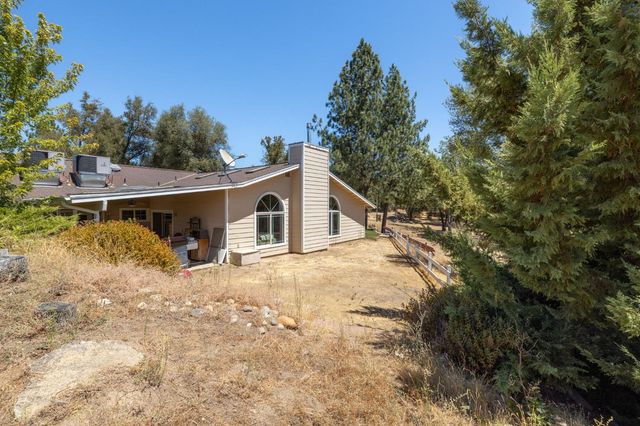 45544 Pine River Rd, Ahwahnee, CA 93601