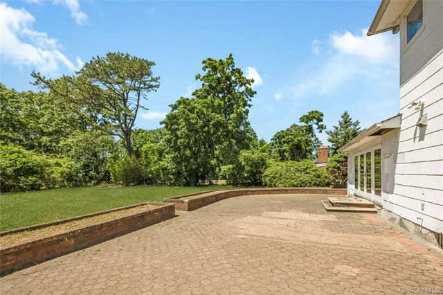1103 Carlls Straight Path, Dix Hills, NY 11746