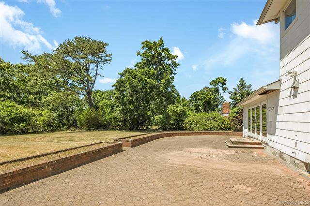 1103 Carlls Straight Path, Dix Hills, NY 11746