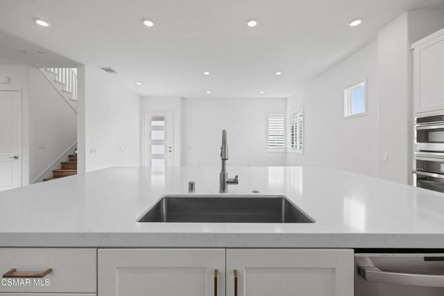 27503 N Golden Currant Place, Valencia, CA 91381