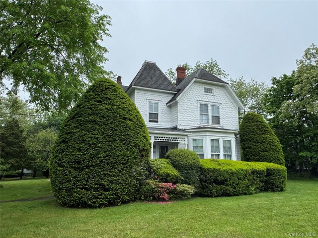 454 Main Street, Center Moriches, NY 11934