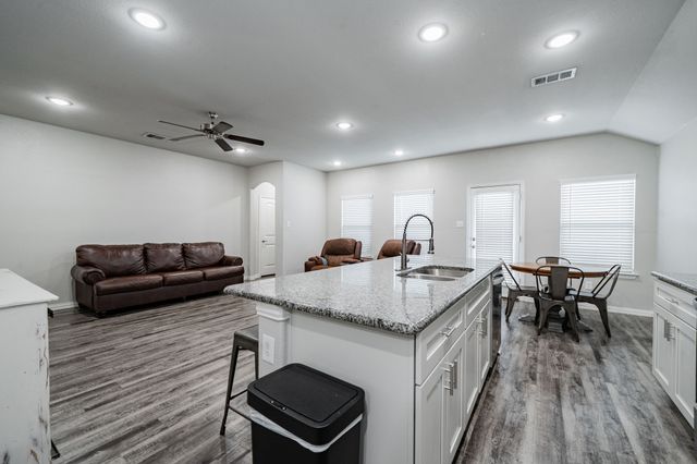 107 Willowbend Loop, Mabank, TX 75147