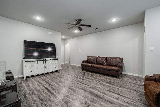 107 Willowbend Loop, Mabank, TX 75147