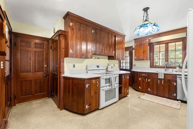 20 Rivercliff Rd, Lowell, MA 01852