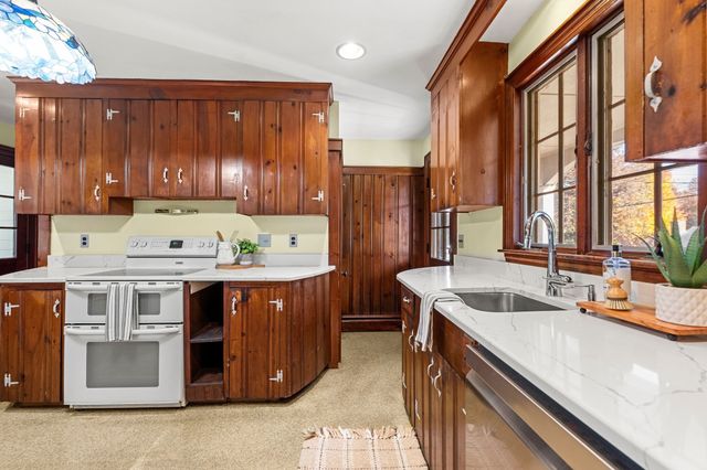 20 Rivercliff Rd, Lowell, MA 01852