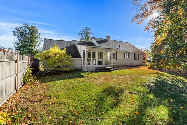20 Rivercliff Rd, Lowell, MA 01852