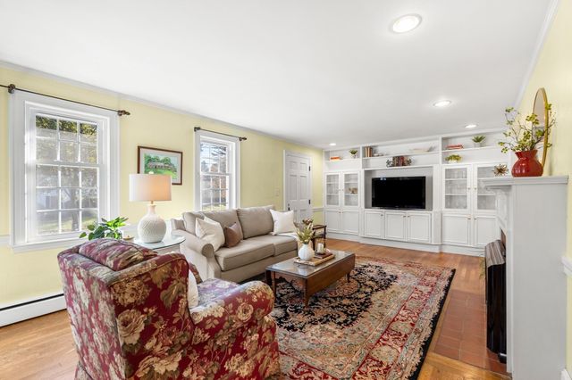 20 Rivercliff Rd, Lowell, MA 01852