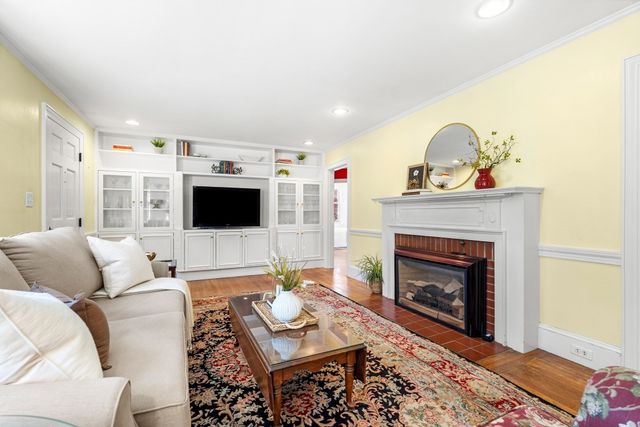 20 Rivercliff Rd, Lowell, MA 01852