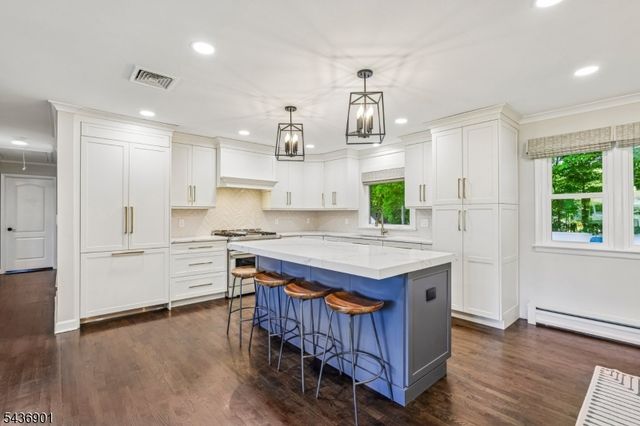 79 W Sheffield St, Oakland Boro, NJ 07436